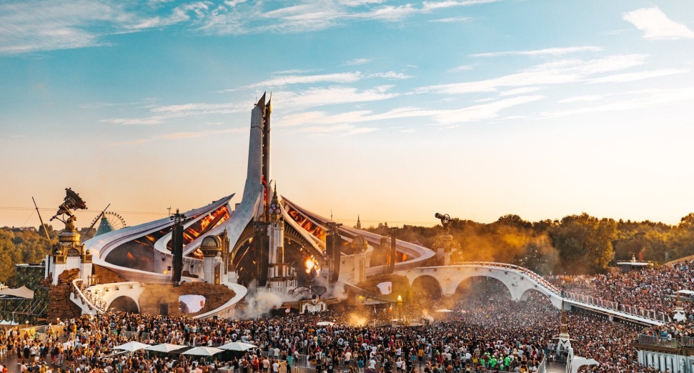 Tomorrowland's Mainstage has been recreated in VR