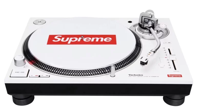Introducing the extraordinary collaboration between Technics and Supreme: a limited edition SL1200 turntable.