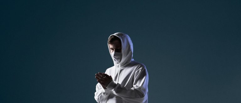Alan Walker Performs Unmasked For The First Time